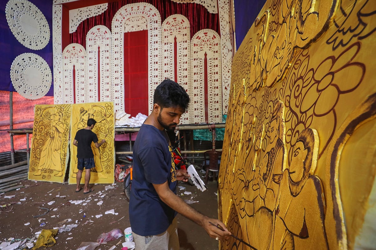 অকাল বোধন থিমে সাজানোর জন্য রং করা হচ্ছে চট্টগ্রাম নগরের টেরি বাজার পূজামণ্ডপ