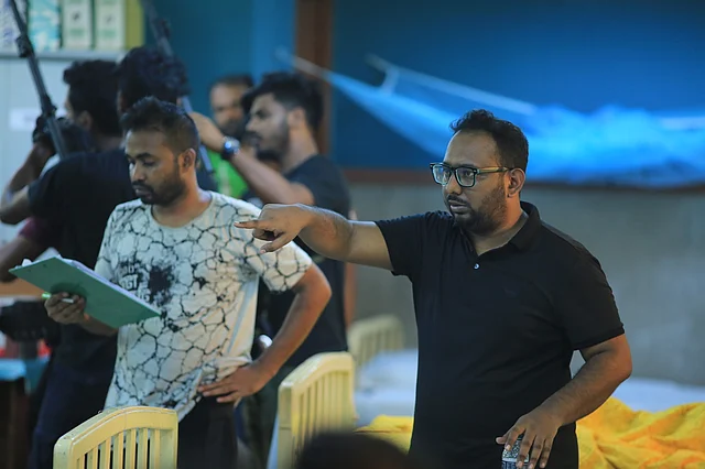 শুটিংয়ে নির্দেশনা দিচ্ছে রায়হান রাফি