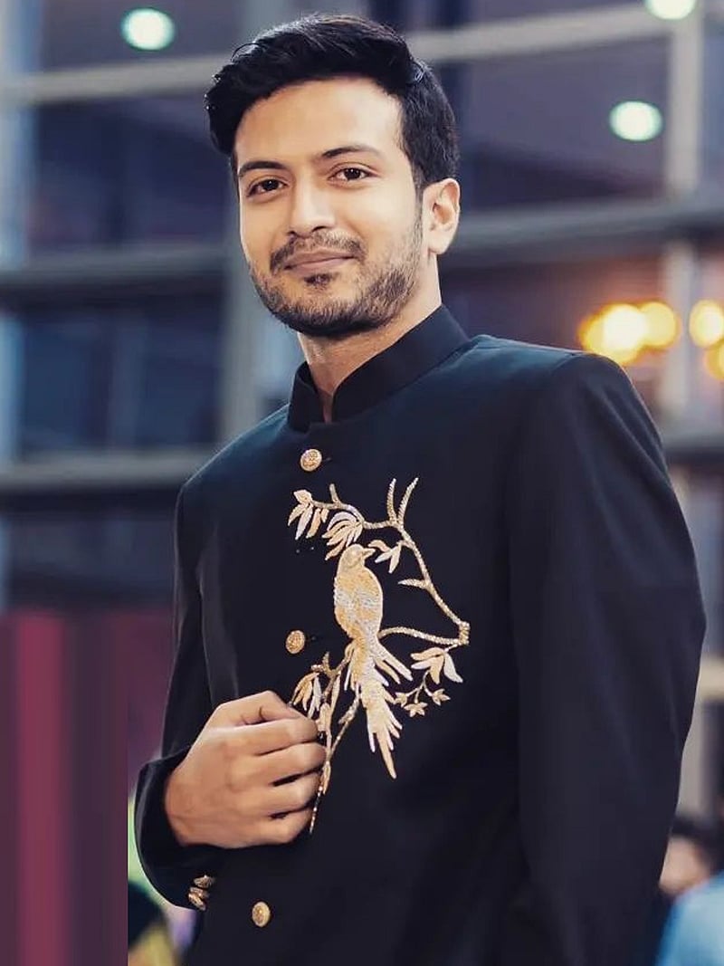 জমকালো লুকে ইয়াশ রোহান