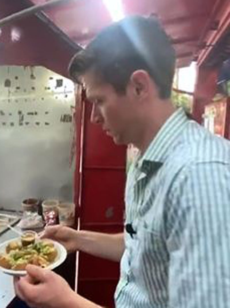 মার্কিন দূতাবাসের মুখপাত্রের ফুচকাপ্রেম