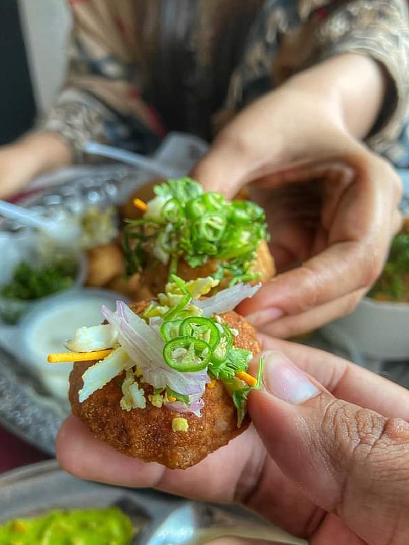 লেকের পারে ফুচকা থালি