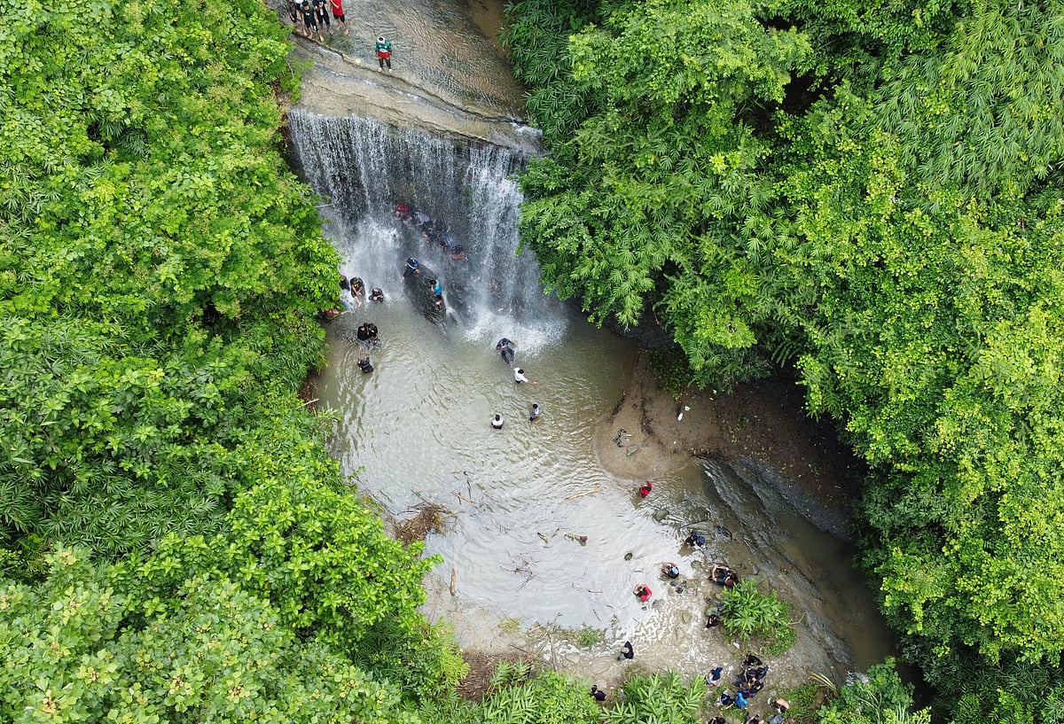 চট্টগ্রামের মিরসরাইয়ের ছাগলকান্দা ঝরনায় গোসল করছেন পর্যটকেরা
