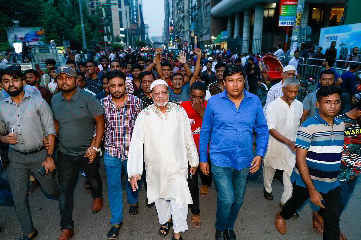 বিএনপির মোমবাতি প্রজ্বালন কর্মসূচির আগে সন্ধ্যা ছয়টায় আওয়ামী লীগের নেতা–কর্মীদের একটি দল মিছিল নিয়ে আসে