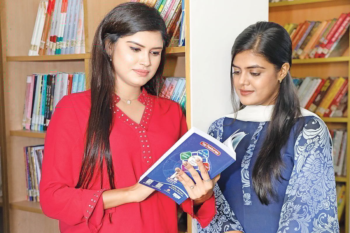  মডেল: মোনালিসা মুন্নি ও নাহিদা আহমেদ