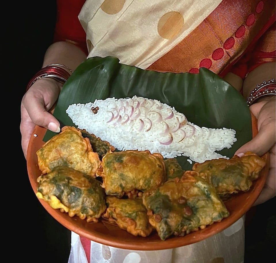 লাউপাতায় ইলশে বড়া