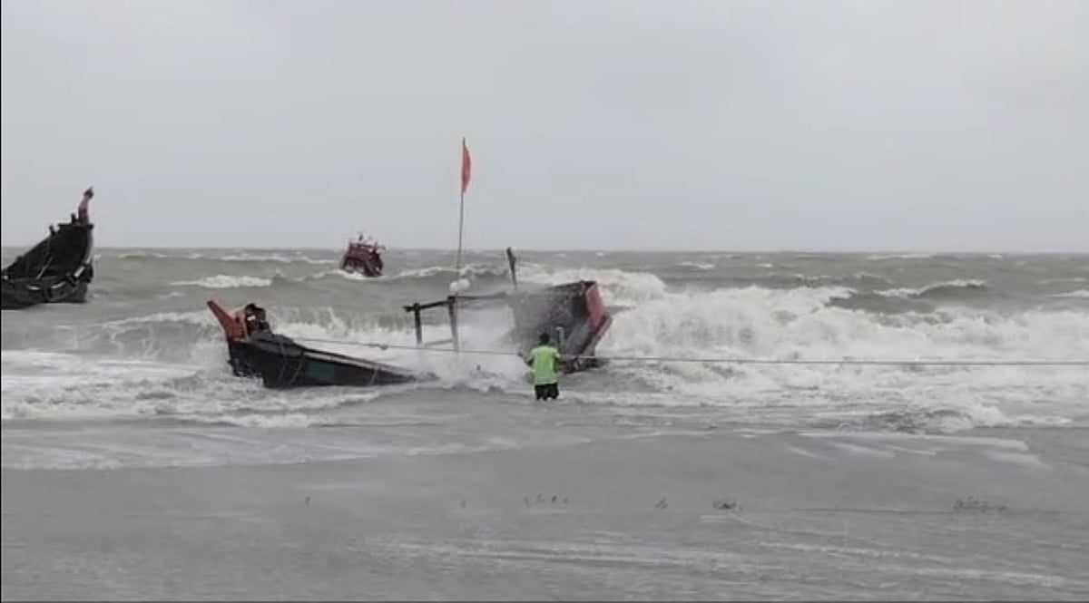 বঙ্গোপসাগরে ডুবেছে দুটি ট্রলার, ১৬ জেলে উদ্ধার হলেও নিখোঁজ দুজন