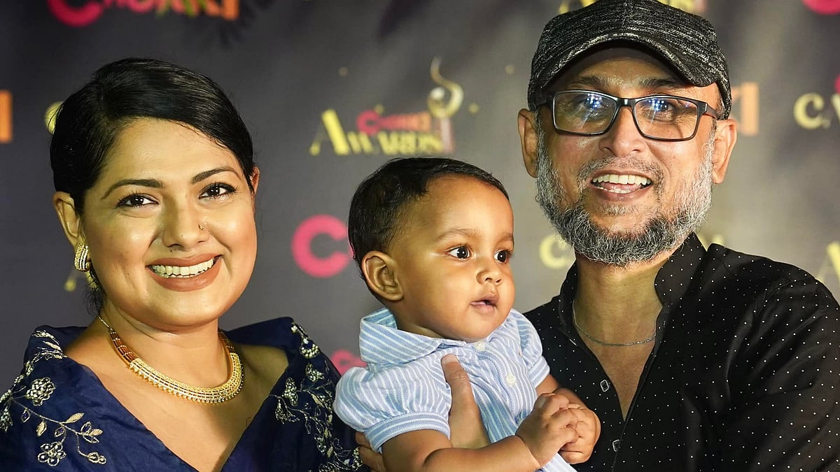 মা তিশা ও বাবা ফারুকীর সঙ্গে ছোট্ট ইলহাম 