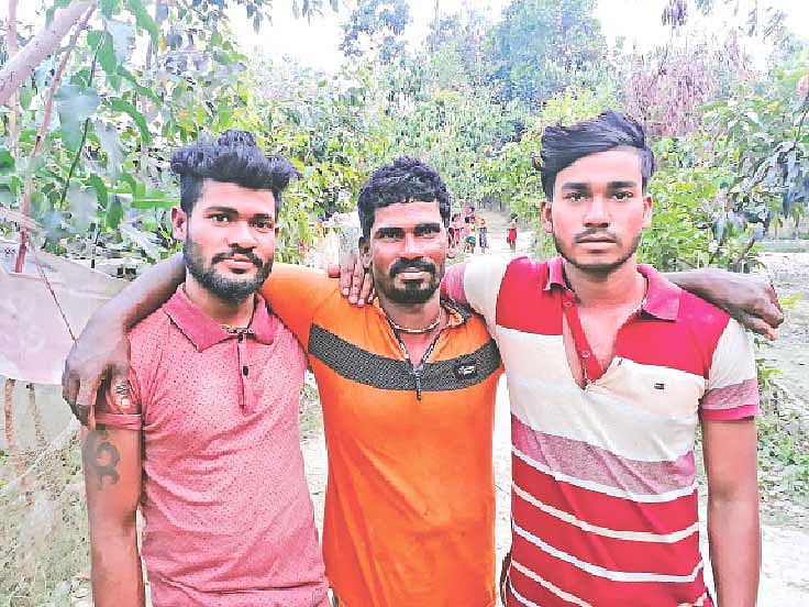 মঙ্গল জলদাস, তাঁর দুই পাশে নৌকার দুই সঙ্গী।   