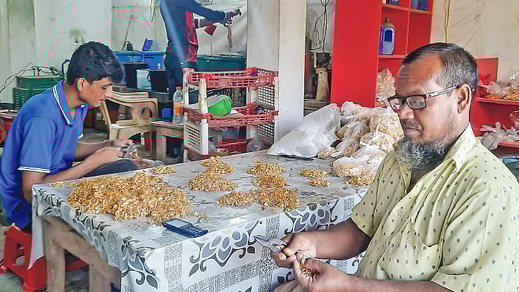 মহেশপুরের অলংকার যাচ্ছে সারা দেশে। 