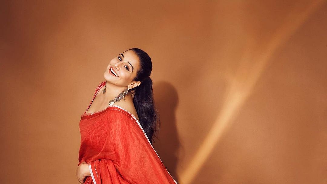 এর আগেও বিভিন্ন সময় জয়া জানিয়েছেন বিদ্যা বালানের অভিনয় পছন্দ করেন। বলিউডের গুণী অভিনেত্রীদের মধ্যে একজন বিদ্যা। ‘কাহানি’, ‘পরিণীতা’খ্যাত এই অভিনেত্রীকে ফেসবুকে অনুসরণ করেন জয়া। ছবি: সংগৃহীত