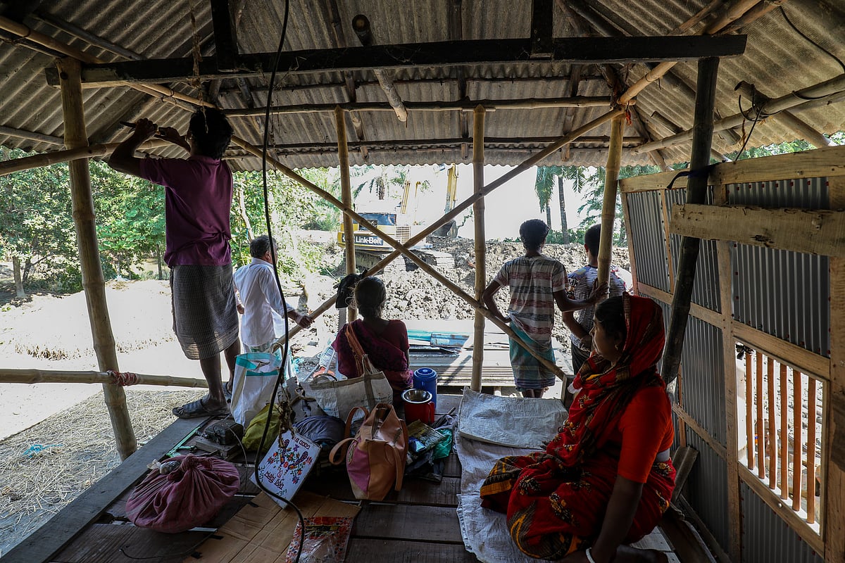 পশুর নদের ভাঙনে বাড়ির অনেকাংশ ভেঙে গেলে ঘর খুলে অন্যত্র নেওয়ার প্রস্তুতি চলছে