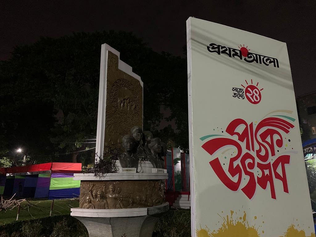 বাংলা একাডেমি চত্বরে টাঙানো হয়েছে হরেক রকমের ফেস্টুন ও বোর্ড