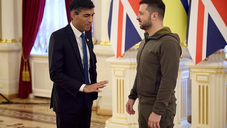 ঋষি সুনাক (বামে) এবং ভলোদিমির জেলেনস্কি (ডানে)