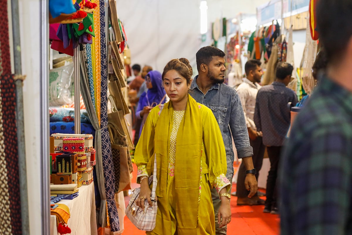 এসএমই পণ্য মেলায় ক্রেতা-দর্শনার্থীদের ভিড়। 