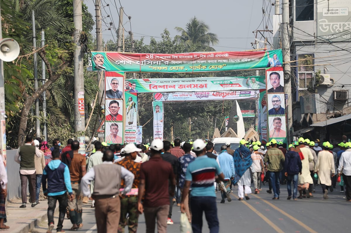  প্রধানমন্ত্রী শেখ হাসিনার জনসভা উপলক্ষে যশোর শহরটি সাজানো হয় তোরণ আর ব্যানারে