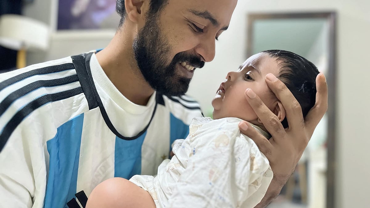 হালের আলোচিত নায়িকা পরীমনি আর্জেন্টিনার সমর্থক, এটা কমবেশি সবারই জানা। তাঁর চাওয়া, এবারের বিশ্বকাপ মেসির হাতেই উঠুক। তবে পরীমনির স্বামী সময়ের আলোচিত নায়ক শরিফুল রাজ ব্রাজিলের সমর্থক। কিন্তু আজ আর্জেন্টিনার জার্সি পরা তাঁর একটি স্থিরচিত্র পরীমনি তাঁর ফেসবুকে পোস্ট করেছেন। ছবির ক্যাপশনে পরীমনি লিখেছেন, ‘উনি ব্রাজিল সাপোর্টার, মানে ঘোর ব্রাজিল যাকে বলে। কিন্তু সে আজ আমার দুঃখ কমাতে আর্জেন্টিনা পরে ফেলছে। কেমনডা লাগে!’