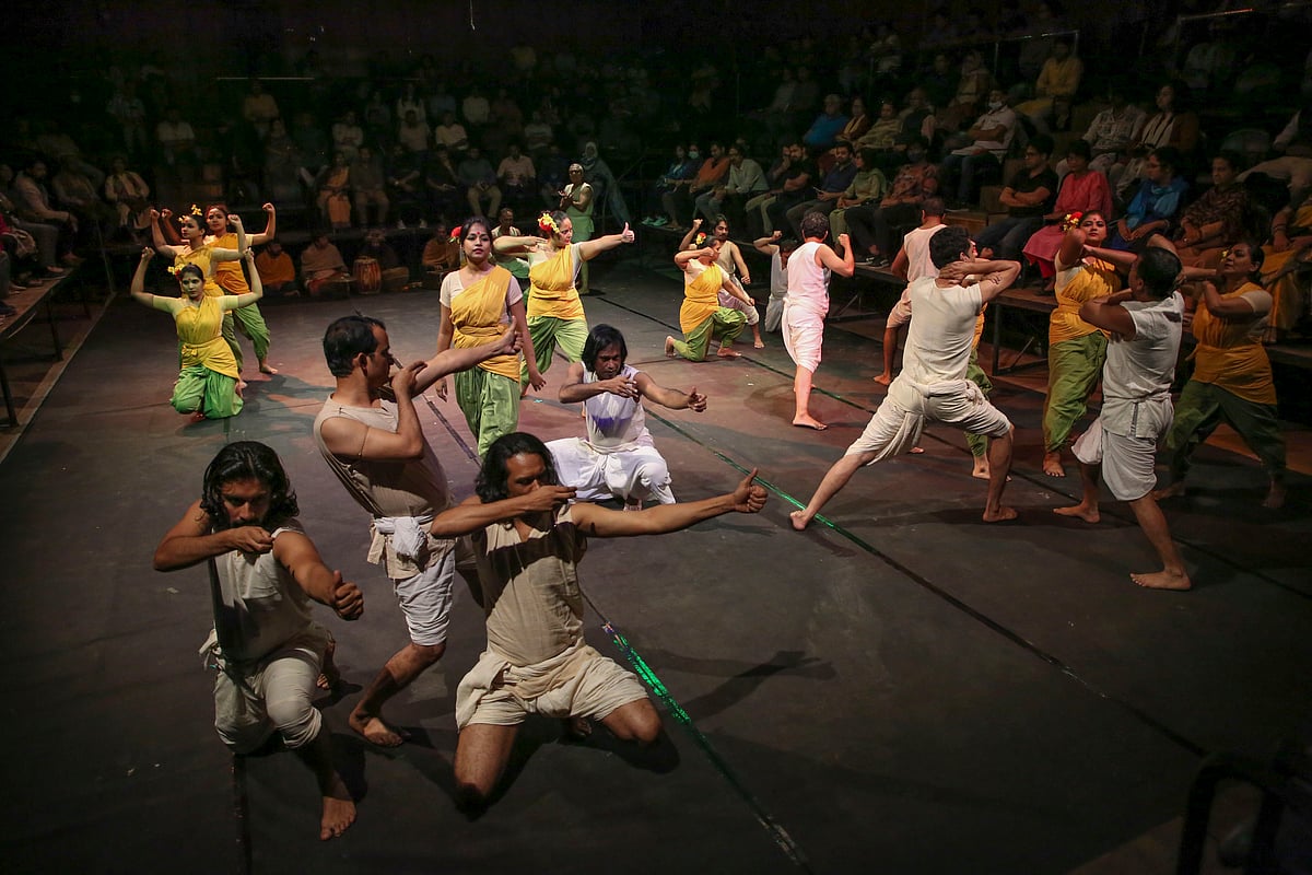 একটি দৃশ্যে অভিনেতারা নিজেদের মতো মঞ্চে অবস্থান নিয়েছেন।