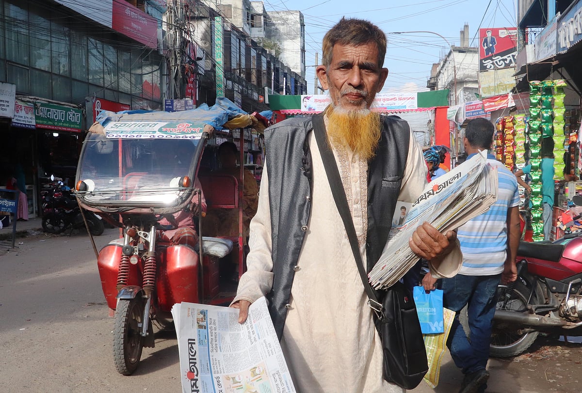 প্রথম আলো নিয়ে ছুটছেন মান্নান ব্যাপারী