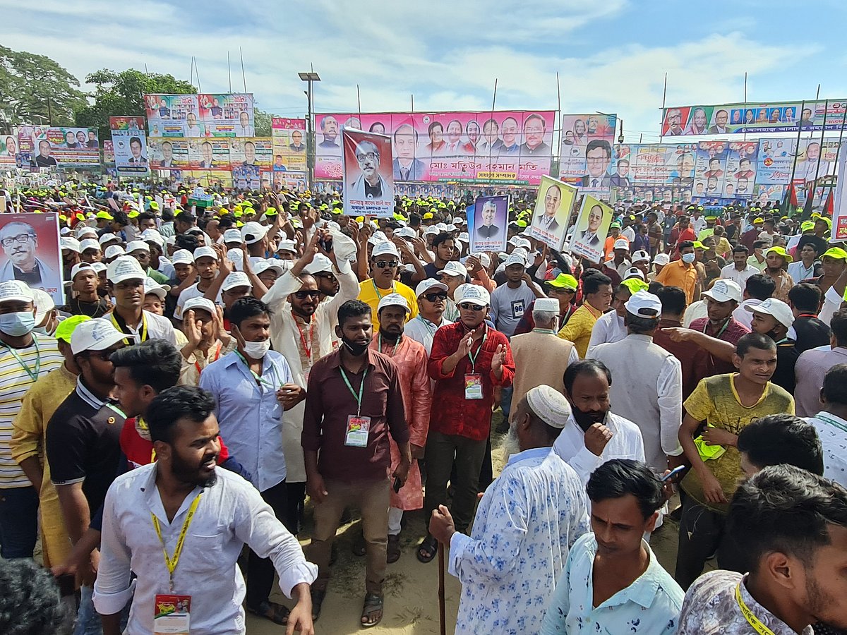  গাজীপুরে মহানগর আওয়ামী সম্মেলনে নেতাদের ছবি সম্মিলিত প্ল্যাকার্ড নিয়ে ভাওয়াল রাজবাড়ী মাঠে।
