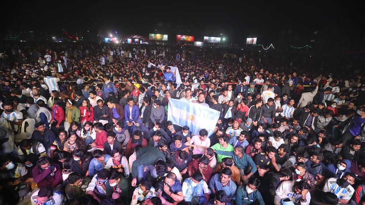মহসিন হল মাঠে প্রিয় দল আর্জেন্টিনার পতাকা নিয়ে ও দলের জার্সি গায়ে খেলা দেখতে আসেন সমর্থকেরা।