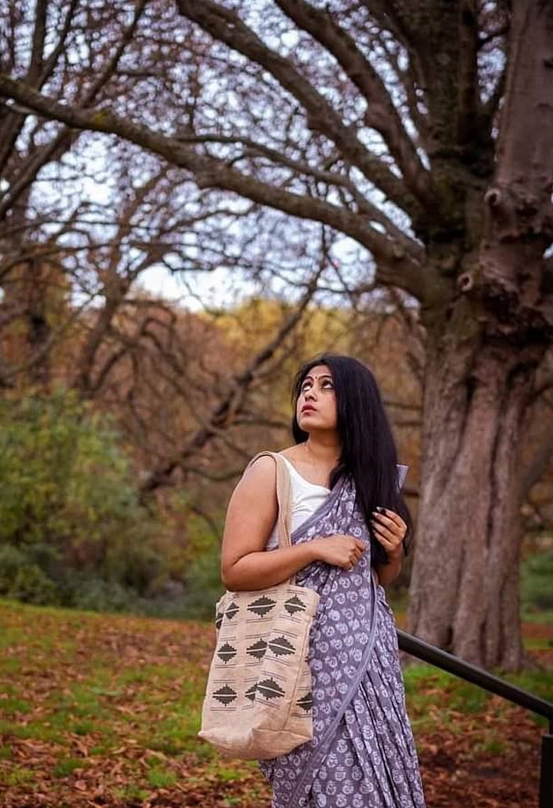 টোট ব্যাগে সর্বজনীন ফ্যাশন