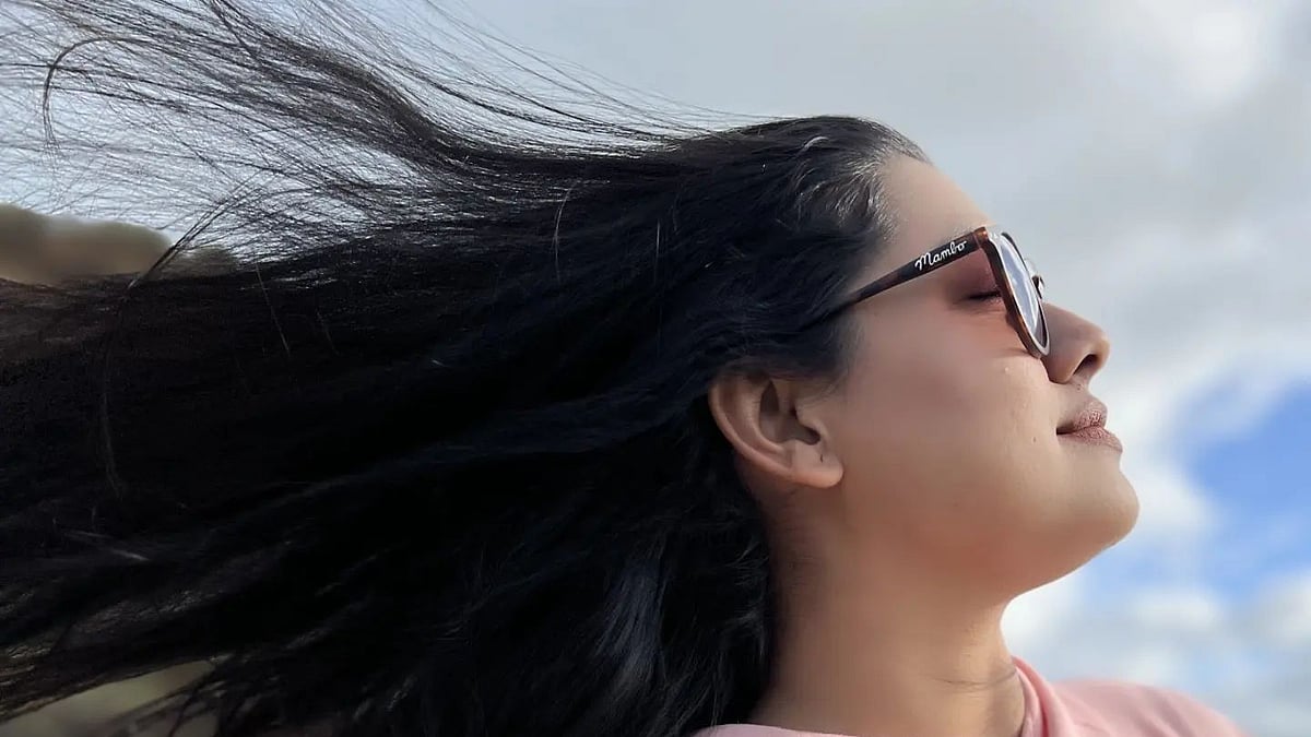 ঘুরতে অস্ট্রেলিয়ায় গিয়েছেন অভিনেত্রী নুসরাত ইমরোজ তিশা। এর ফাঁকে এবার ঘুরতে গেলেন নিউজিল্যান্ডে। ছবিটি নিউজিল্যান্ডের একটি সমুদ্রসৈকত থেকে পোস্ট করে লিখলেন, ‘সমুদ্রের বাতাস যখন আমার চুলকে এলোমেলো করে দেয়।’