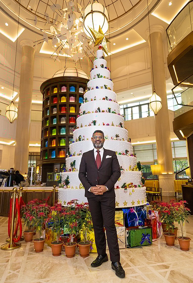  ১৬ ফুট উঁচু নান্দনিক ক্রিসমাস ট্রি কেক