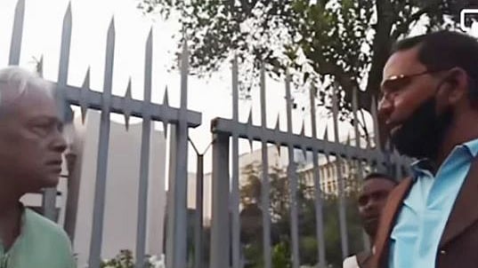 আমাদের বুঝতে হবে, ইনামুল হকের মতো যে কেউ যেকোনো দিন ক্ষমতাসীনদের রোষানলে পড়তে পারেন এবং যত্রতত্র এভাবে লাঞ্ছিত হতে পারেন। ক্ষমতাসীনদের এমন বেপরোয়া আচরণের কারণ হলো তারা নিজেদের জবাবদিহি ও আইনের ঊর্ধ্বে বলে মনে করছেন।