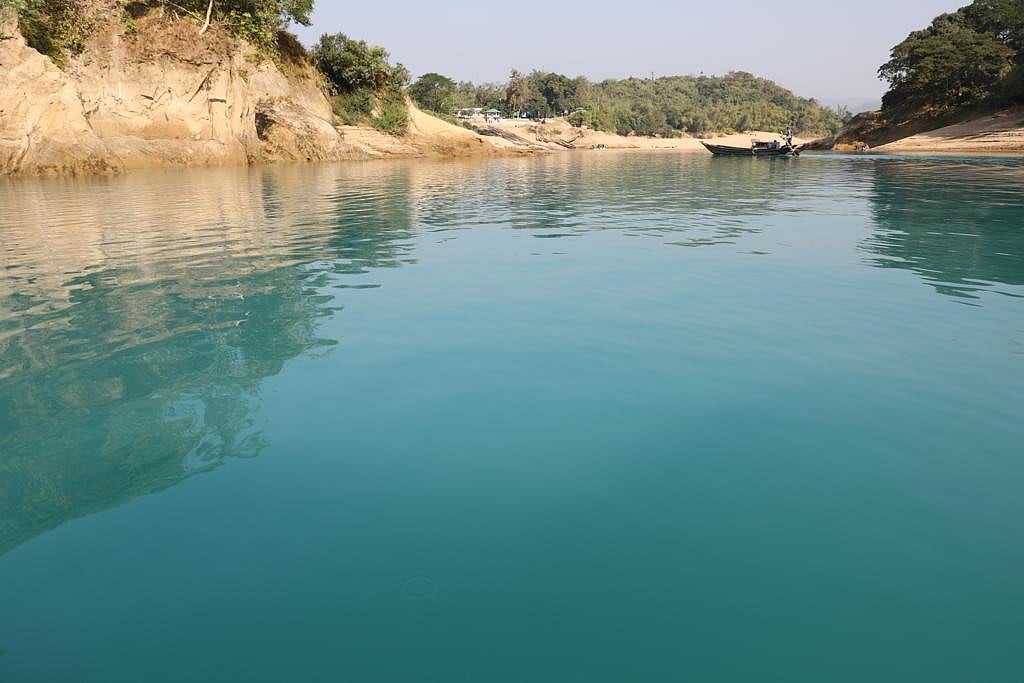 লালাখালের সৌন্দর্যই নীল পানি।