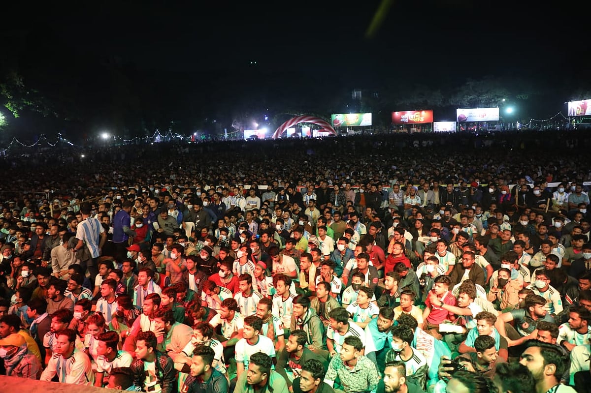 আর্জেন্টিনার খেলা দেখতে কানায় কানায় দর্শকে পরিপূর্ণ মুহসীন হলের মাঠ