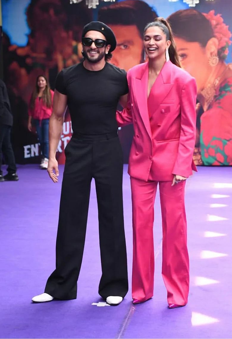 কালোয় রণবীর, গোলাপিতে দীপিকা