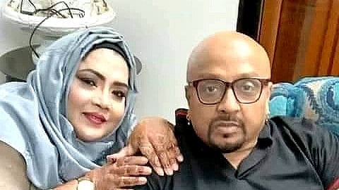 অভিনয় কিংবা জীবনে চলার পথে সব সময়ই চিত্রনায়ক রুবেলের পাশে থাকেন স্ত্রী সুলতানা পারভেজ নীলা। তিনি অভিনয় করেন না। ফেসবুকে রুবেলের সঙ্গে তেমন একটা দেখা যায় না তাঁকে। সম্প্রতি ছবিটি পোস্ট করেছেন রুবেল। লিখেছেন, ‘পরিবার।’