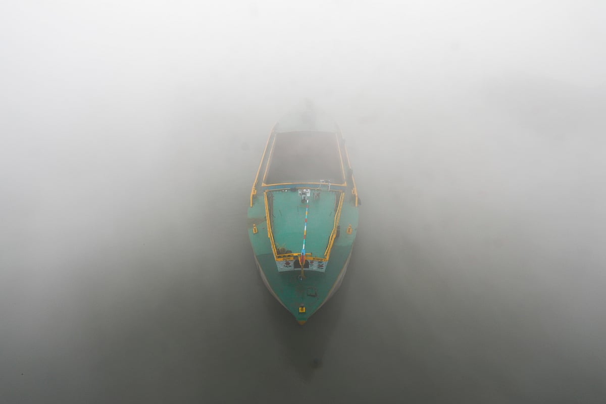 কুয়াশার কারণে নদীতে আটকে পড়া একটি নৌকা