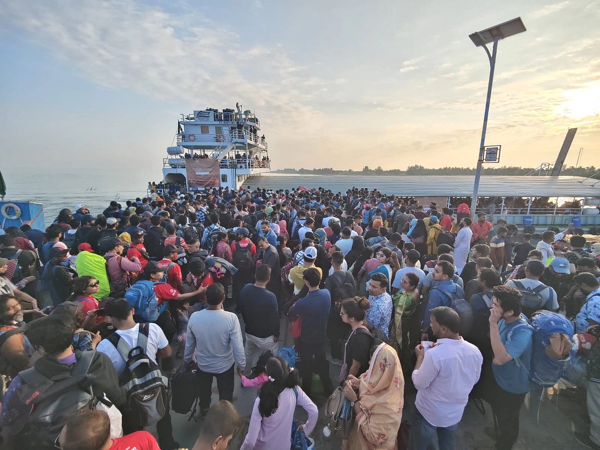 সেন্ট মার্টিন জেটিঘাটে বার্জে উঠতে হাজারো মানুষের অপেক্ষা।