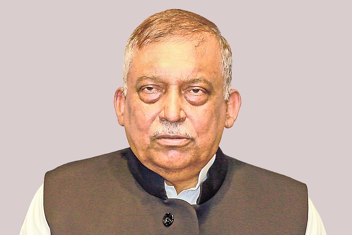 সাবেক স্বরাষ্ট্রমন্ত্রী আসাদুজ্জামান খান ও তাঁর স্ত্রীর বিরুদ্ধে দুদকের অভিযোগপত্র অনুমোদন