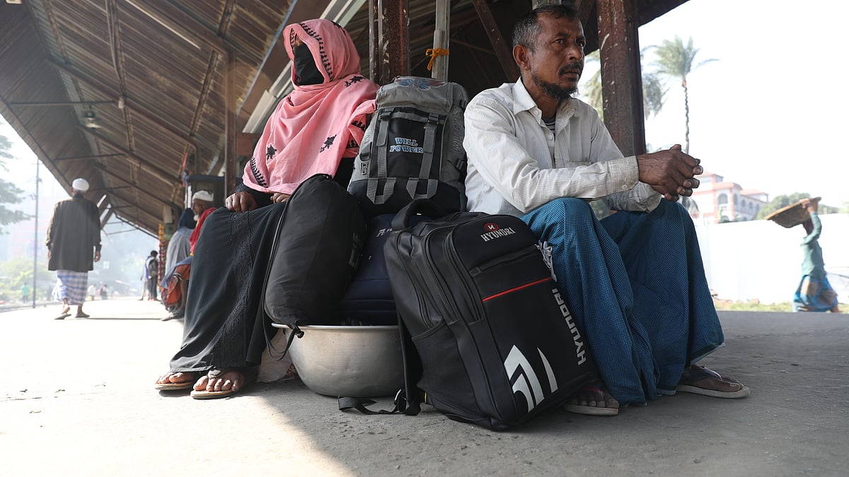 ট্রেনের জন্য অপেক্ষায় যাত্রীরা।
