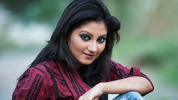 ‘হাজার বছর ধরে’ সিনেমা মুক্তির পরে ২০–২৫টি সিনেমার প্রস্তাব পেয়েছিলেন শশী। কিন্তু সেই সময়ে নিম্নমানের রুচিহীন ছবি হচ্ছিল। সেসব ছবিতে ছিল আপত্তিকর দৃশ্য। এমনকি কিছু ভালো ছবির ভেতরেও কাটপিস ঢুকে যাচ্ছিল। তখন শশী ছোট থাকায় তাঁর পরিবার থেকে মা–বাবা চাইতেন না তিনি সেই পরিবেশে আর ছবি করুন। তাই ভালো–মন্দ সব চরিত্রের গল্পই তাঁকে না করতে হয়েছে তাঁকে। ছবি: ফেসবুক