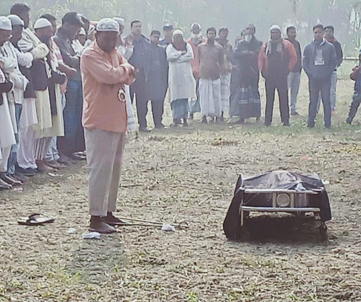 হাতকড়া ও ডান্ডাবেড়ি নিয়েই মায়ের জানাজার নামাজ পড়াচ্ছেন বিএনপি নেতা আলী আজম। মঙ্গলবার 