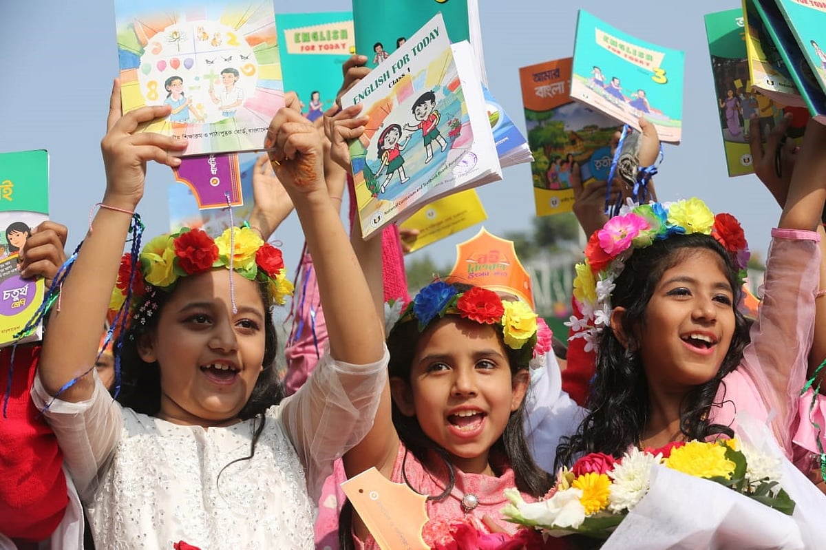  বই উৎসবে নতুন বই পেয়ে উচ্ছ্বসিত শিক্ষার্থীরা।