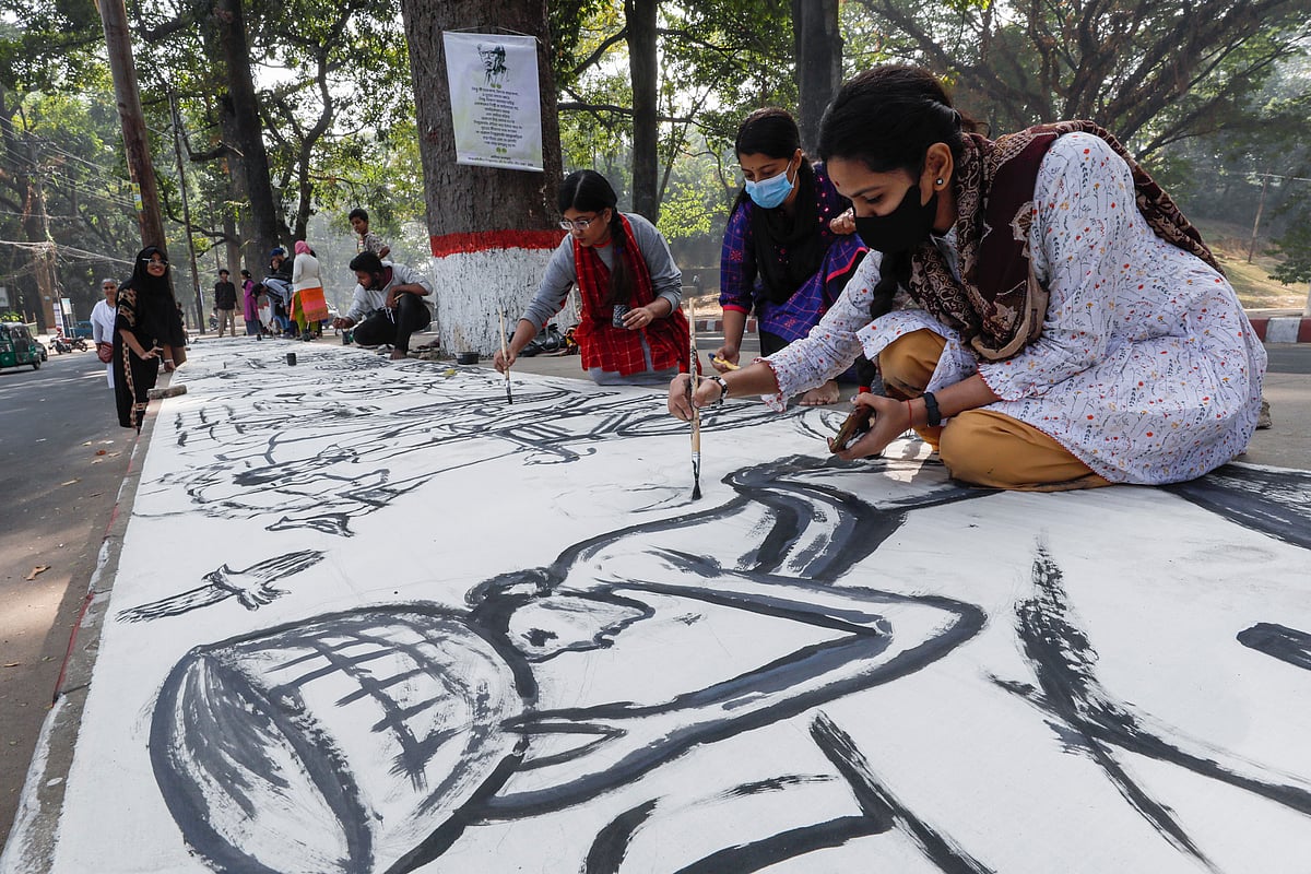 জয়নুল আবেদিন স্মরণে ক্যানভাসে ছবি আঁকছেন শিল্পীরা।