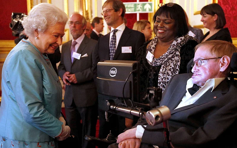 লন্ডনের সেন্ট জেমস প্যালেসে ব্রিটেনের রাণীর সঙ্গে সাক্ষাৎ করেন হকিং