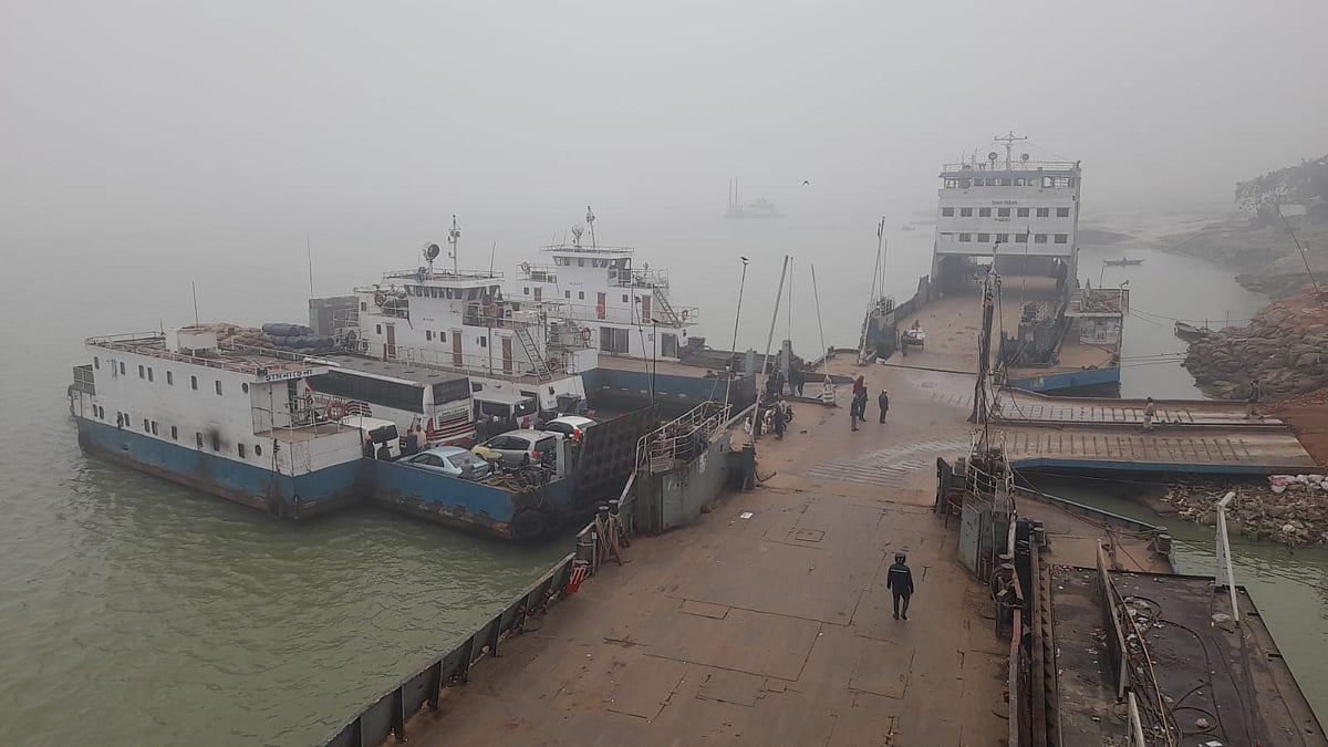 ঝড়ের কারণে পাটুরিয়া-দৌলতদিয়া নৌ রুটে ফেরি বন্ধ, অপেক্ষায় অর্ধশতাধিক গাড়ি