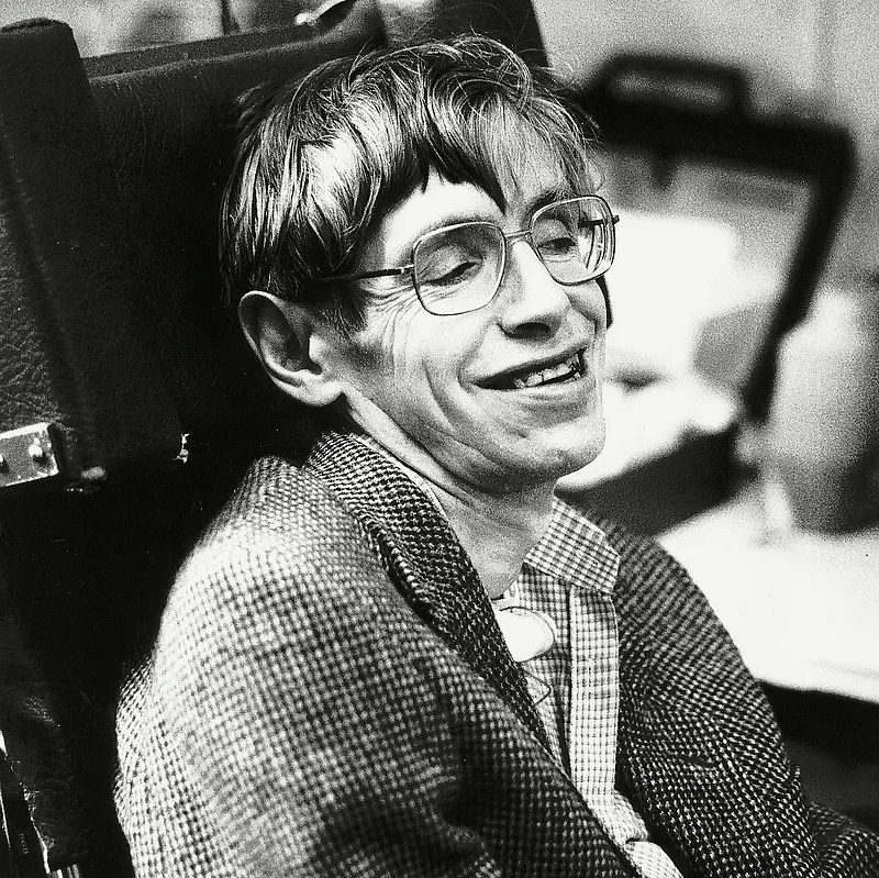 ২২ বছর বয়সে মোটর নিউরন রোগে আক্রান্ত হওয়ার পর ডাক্তাররা ভেবেছিলেন হকিং বেশিদিন বাঁচবেন না। তাঁদেরকে ভুল প্রমাণিত করে তিনি ৭৬ বছর বেঁচে ছিলেন। হকিং জীবনের বেশিরভাগ সময় হুইল চেয়ারে কাটিয়েছেন। তাঁর অবস্থা আরও খারাপ হলে ভয়েস সিন্থেসিসারের মাধ্যমে কথা বলা শুরু করেন