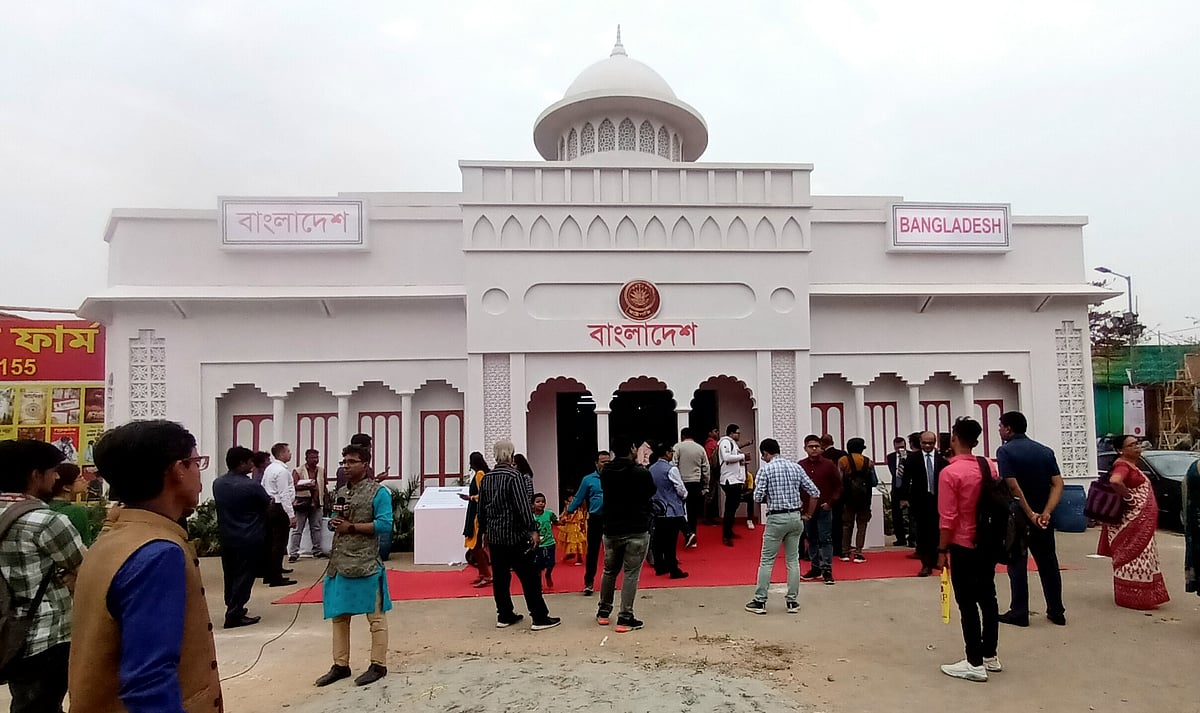 কলকাতার ঐতিহ্যবাহী আন্তর্জাতিক বইমেলায় বঙ্গভবনের আদলে তৈরি বাংলাদেশ প্যাভিলিয়ন। ছবি: ভাস্কর মুখার্জি
