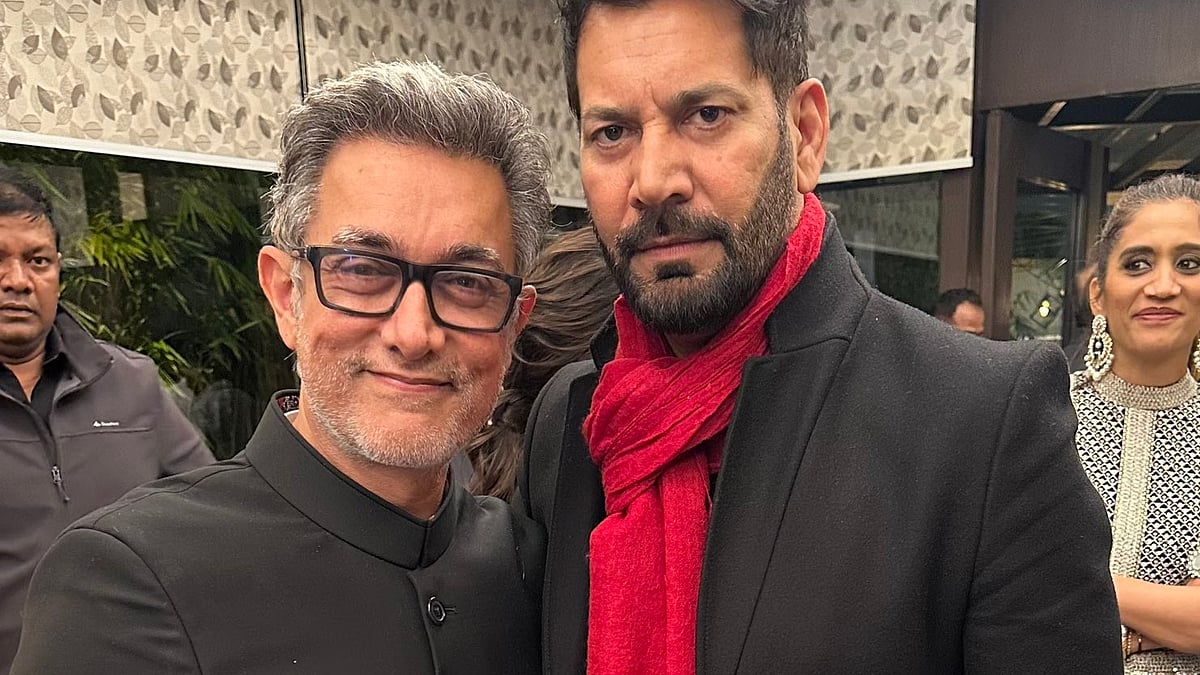 পাঞ্জাবি গায়ক জাসি আমির খানের সঙ্গে এই ছবি শেয়ার করেছেন। ছবিতে আমিরের পরনে ছিল কালো পোশাক, চশমার ফ্রেম কালো; সাদা ছিল কেবল তাঁর চুল-দাড়ি। অনেক দিন পর অভিনেতার এই লুক বেশ পছন্দ করেছেন তাঁর ভক্তরা