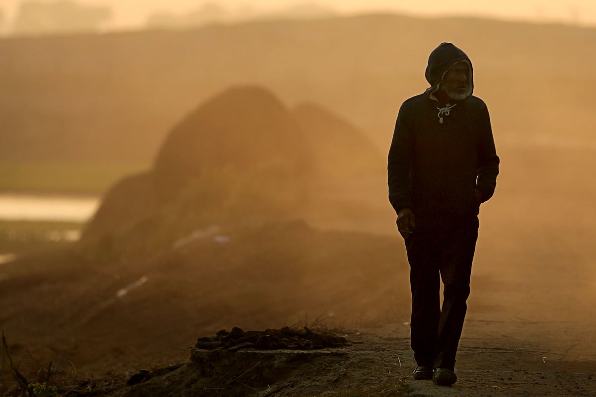 শীতের পড়ন্ত বিকেলে গরম কাপড় পরে গন্তব্যে যাচ্ছেন হাওরপারের এক ব্যক্তি। 