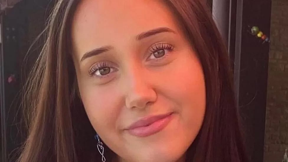 ২৩ বছর বয়সী বেথানি ডেভিসের অনুসারী ৪৪ হাজার