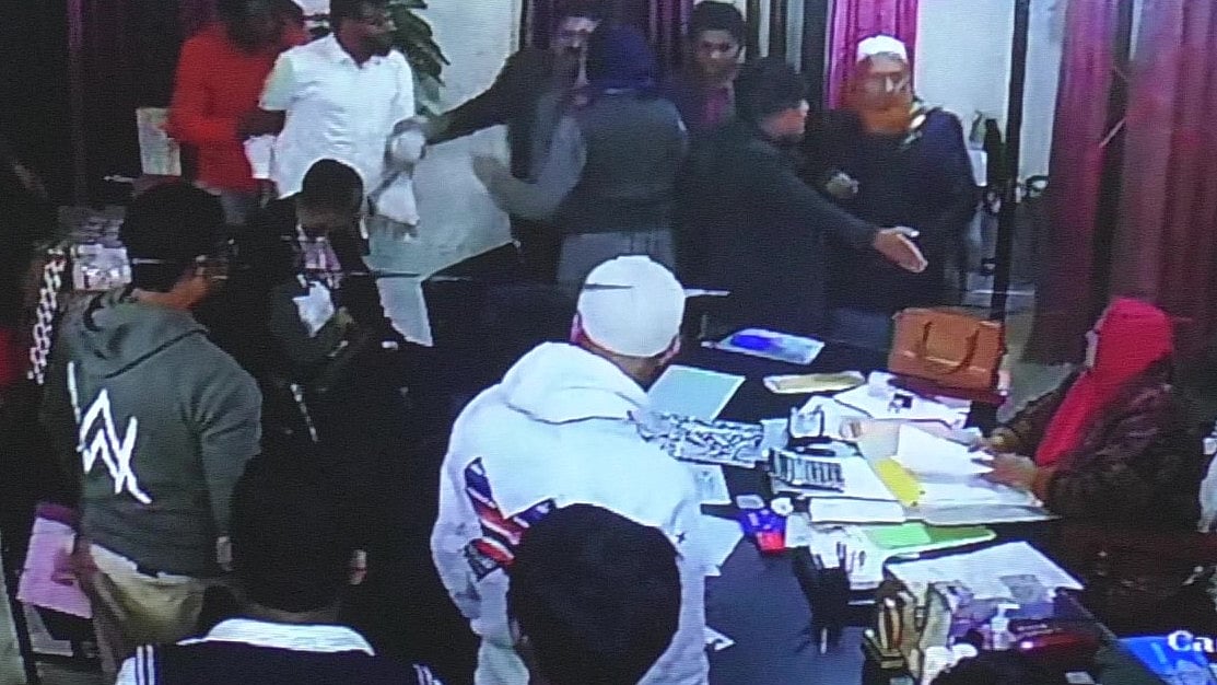 ছবি: সিসিটিভি ফুটেজ থেকে নেওয়া