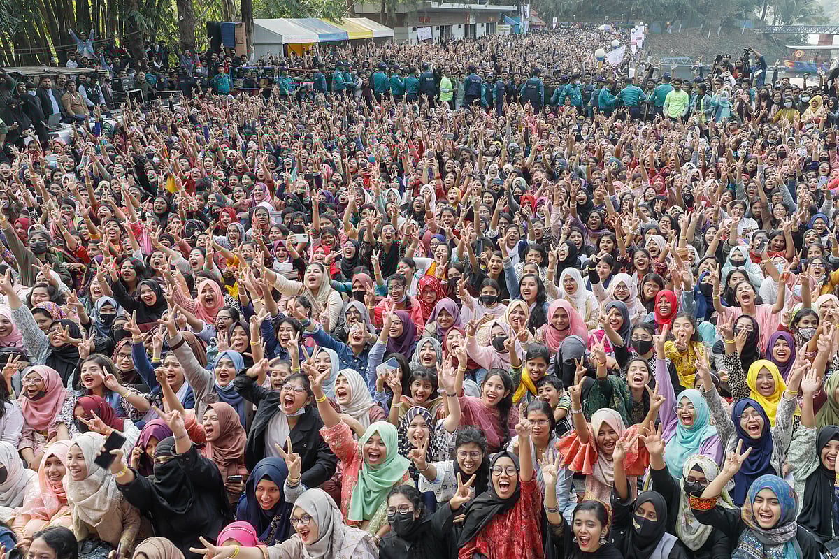 নাচগানে, আনন্দ-উল্লাসে সারা দিন মেতে ছিল শিক্ষার্থীরা।