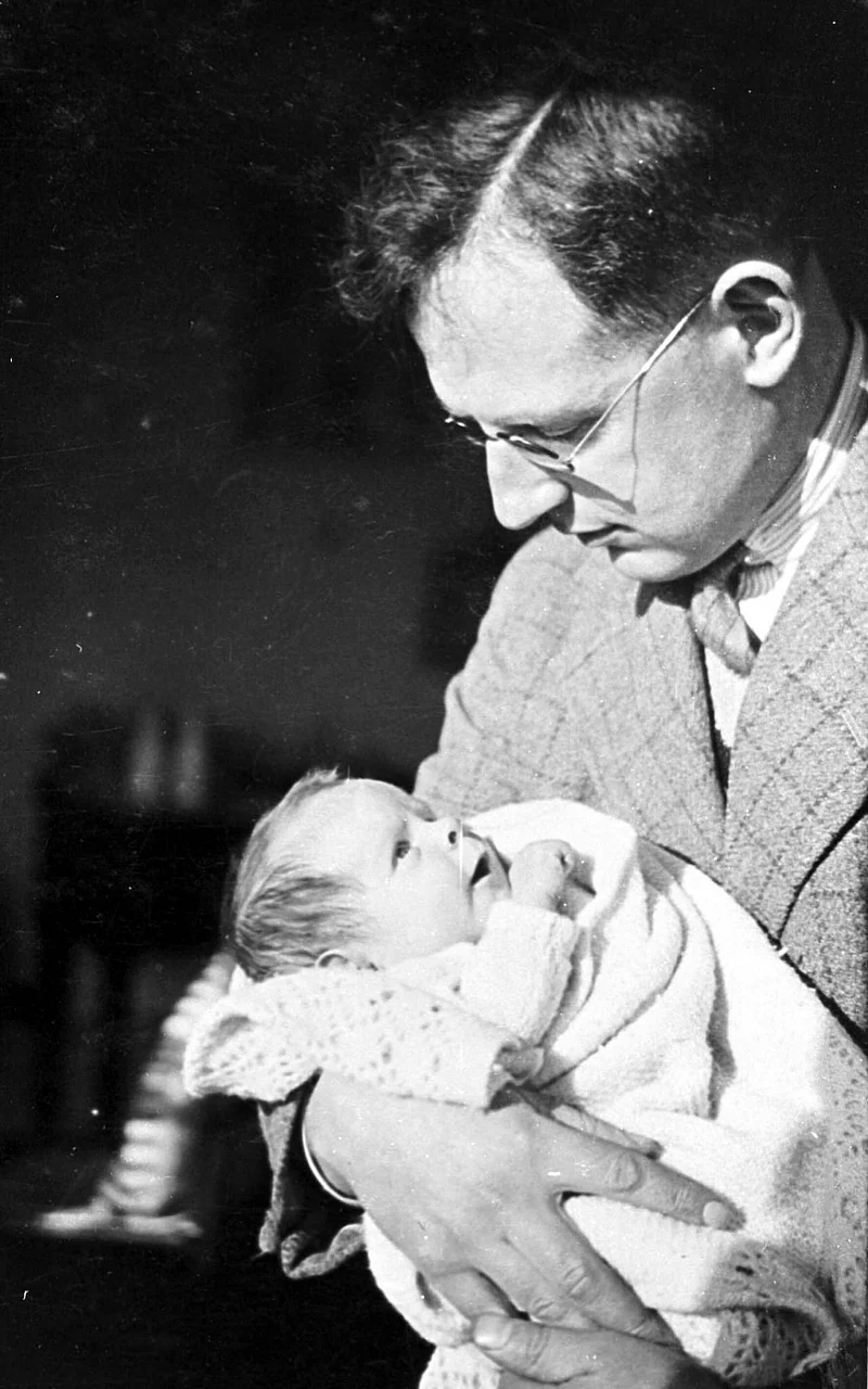 বাবা ফ্রাঙ্ক হকিংয়ের কোলে শিশু স্টিফেন হকিং 